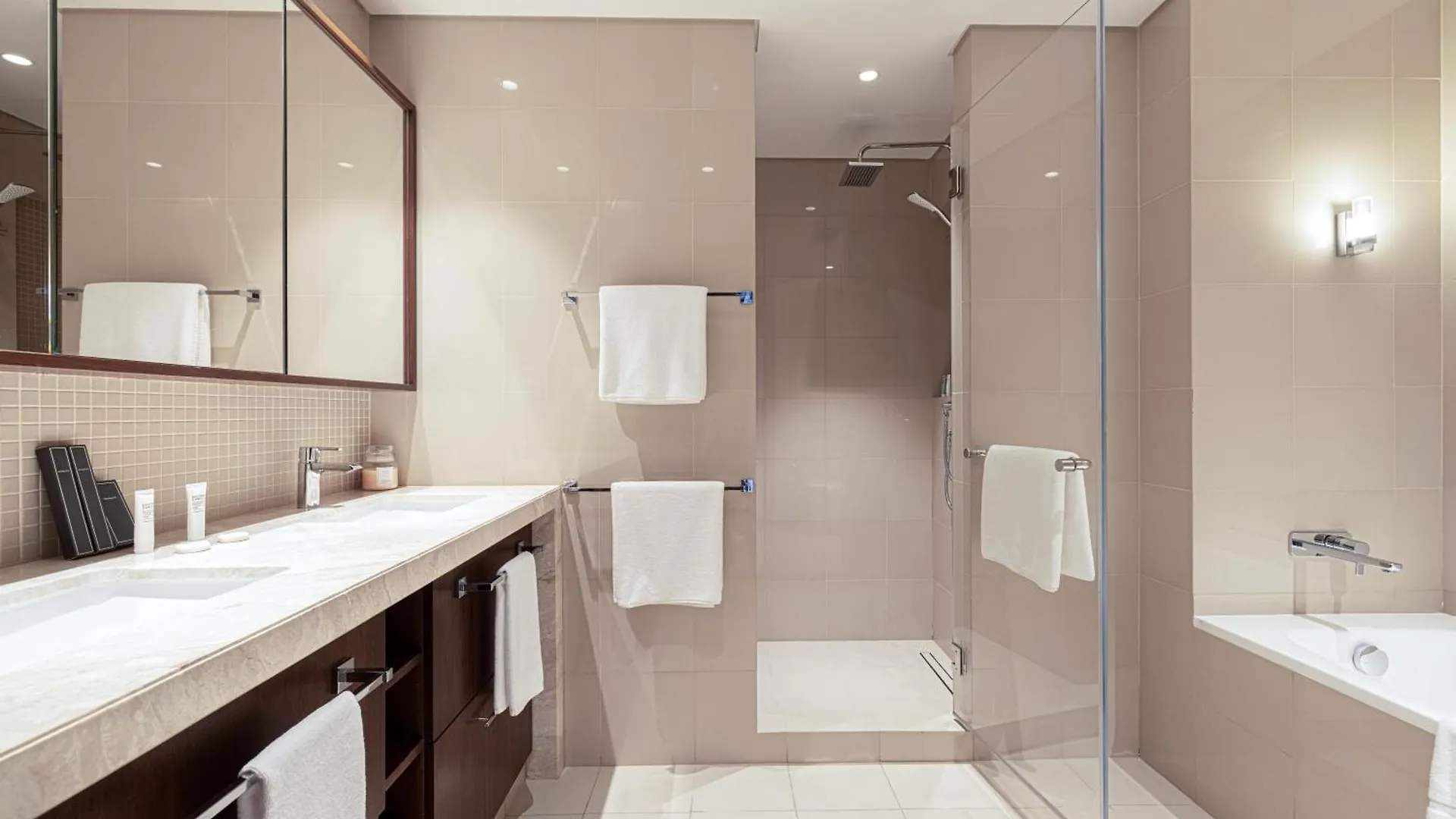Modern 3Br + Maid Connected To Dubai Mall 0*,